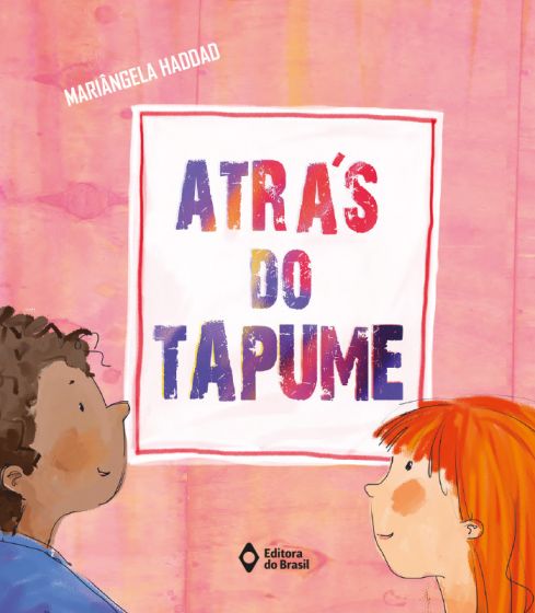 Atrás do tapume